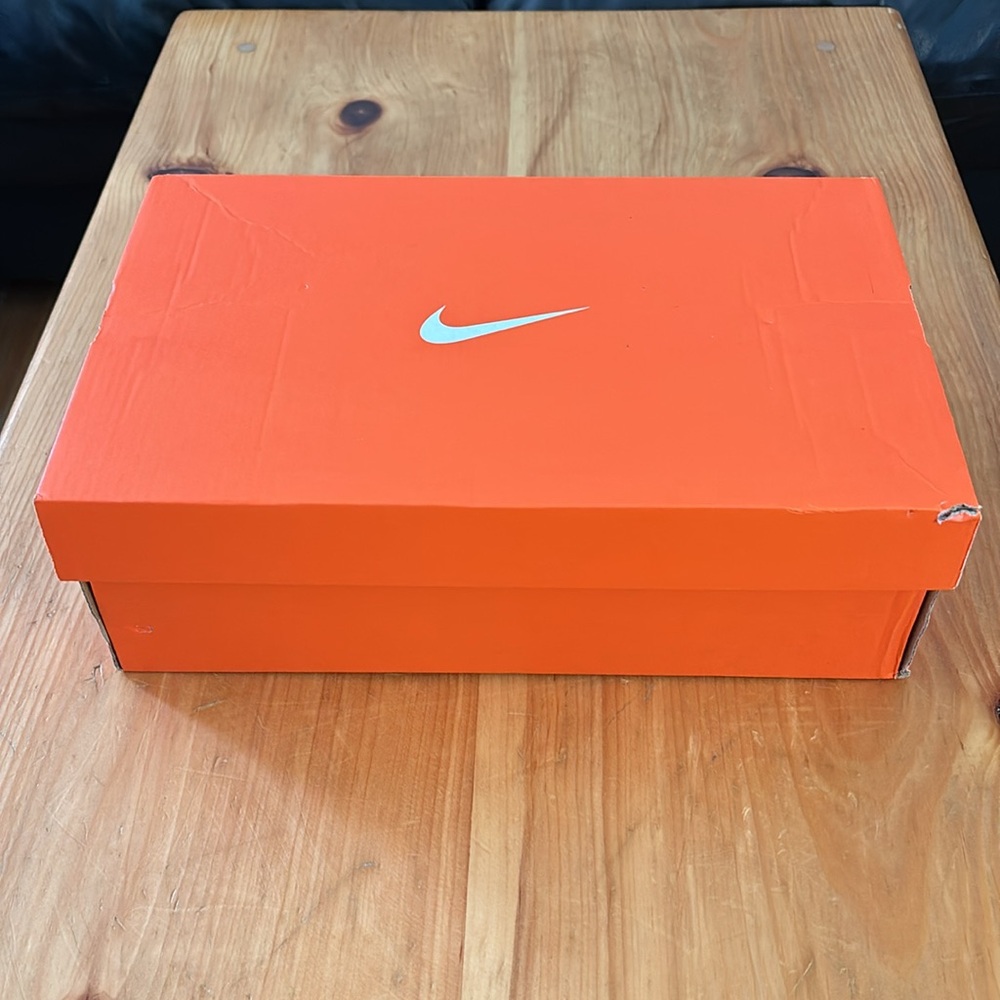 Nike Women’s Black and White Athletic Running Shoes - Picture 16 of 16